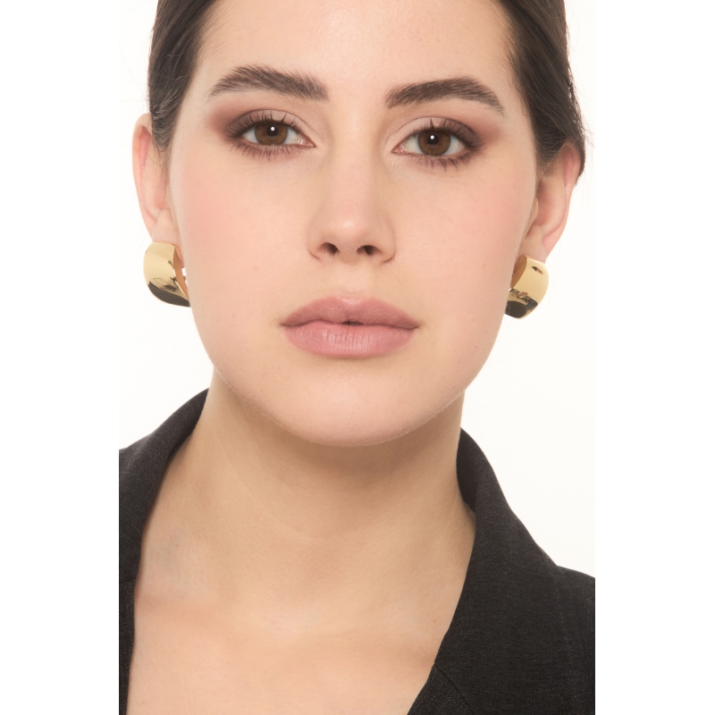 Modern latch back earrings in sleek 18kt yellow gold