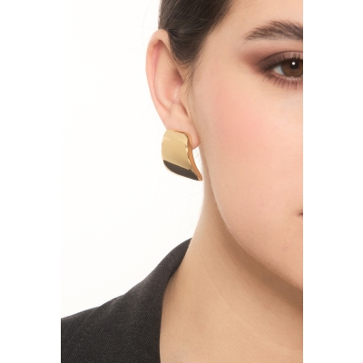 Modern latch back earrings in sleek 18kt yellow gold