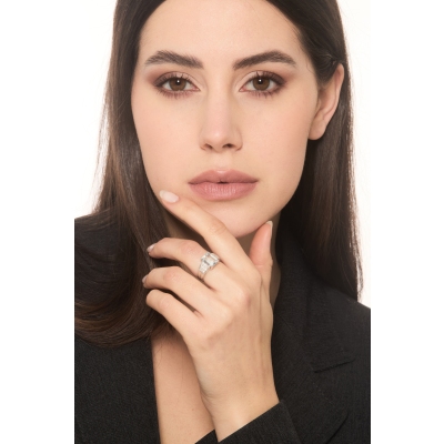 Aquamarine ring with diamonds