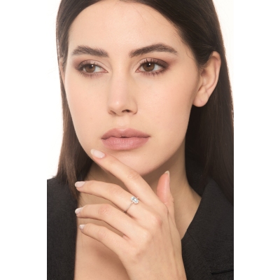 Ring in white gold 18k with oval aquamarine and diamonds