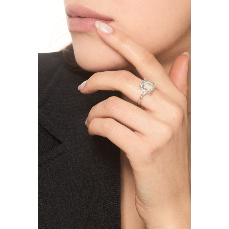 Ring in white gold 18k with rectangular aquamarine and diamonds Ring in white gold 18k with rectangular aquamarine and diamonds