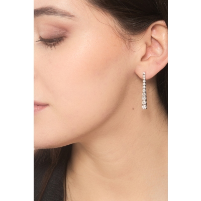 750 white gold graduated tennis earrings with diamonds
