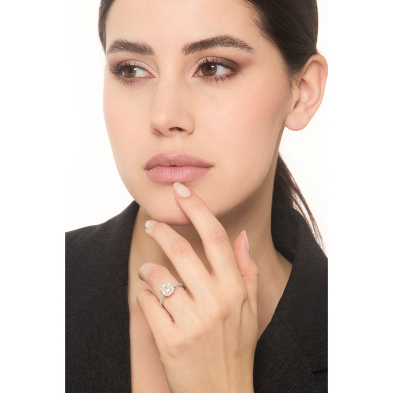 Solitaire ring with diamond 1.00ct GIA emerald cut in white gold 18k Solitaire ring with diamond 1.00ct GIA emerald cut in white gold 18k