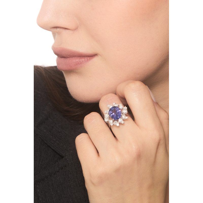 18k white gold ring with oval tanzanite and diamonds 18k white gold ring with oval tanzanite and diamonds