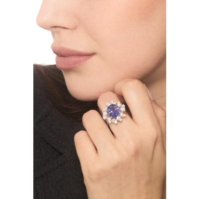 18k white gold ring with oval tanzanite and diamonds