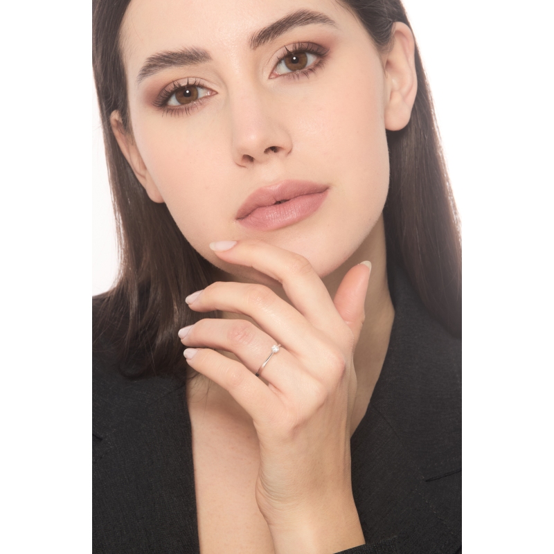 18k white gold solitaire ring with 8 prong diamond setting 0,15ct