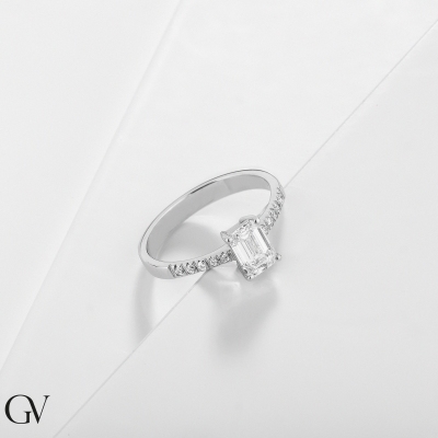 Solitaire ring with emerald cut 1.00ct GIA in white gold 18k