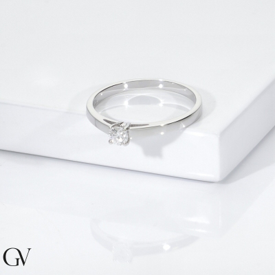 18k white gold solitaire ring with 0.15 ct diamond