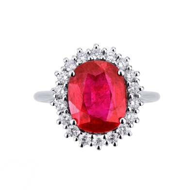 White gold 18k halo ring with a central ruby and diamonds 