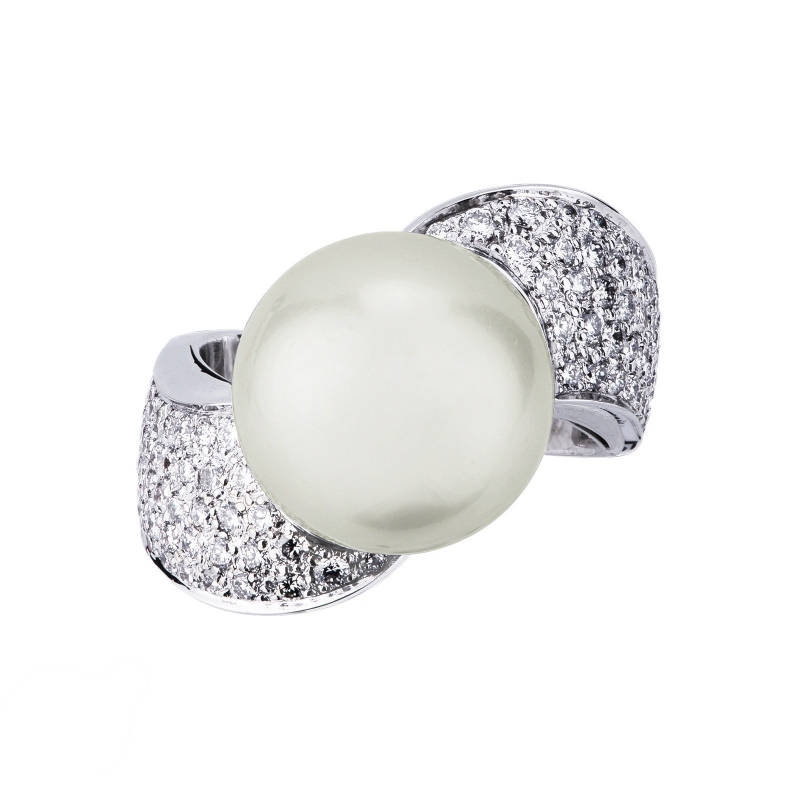 White gold 18k ring with australian pearl and diamonds  White gold 18k ring with australian pearl and diamonds