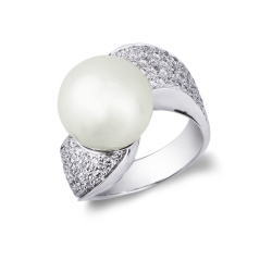 White gold 18k ring with australian pearl and diamonds 