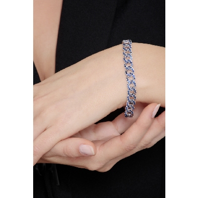 Cuban link bracelet in 18k white gold with blue sapphires