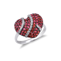 750 white gold pavè heart shaped ring with diamonds and rubies
