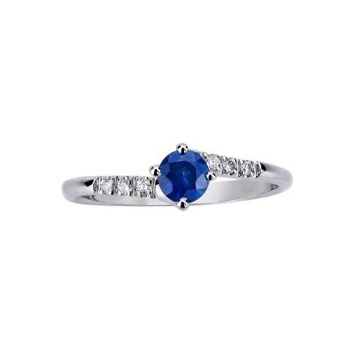 Ring with a central blue sapphire and diamonds