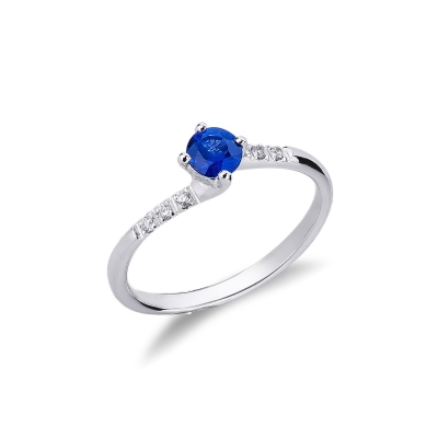 Ring with a central blue sapphire and diamonds