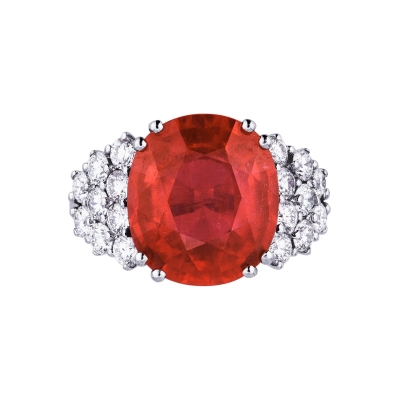 18k white gold ring with a central ruby and diamonds