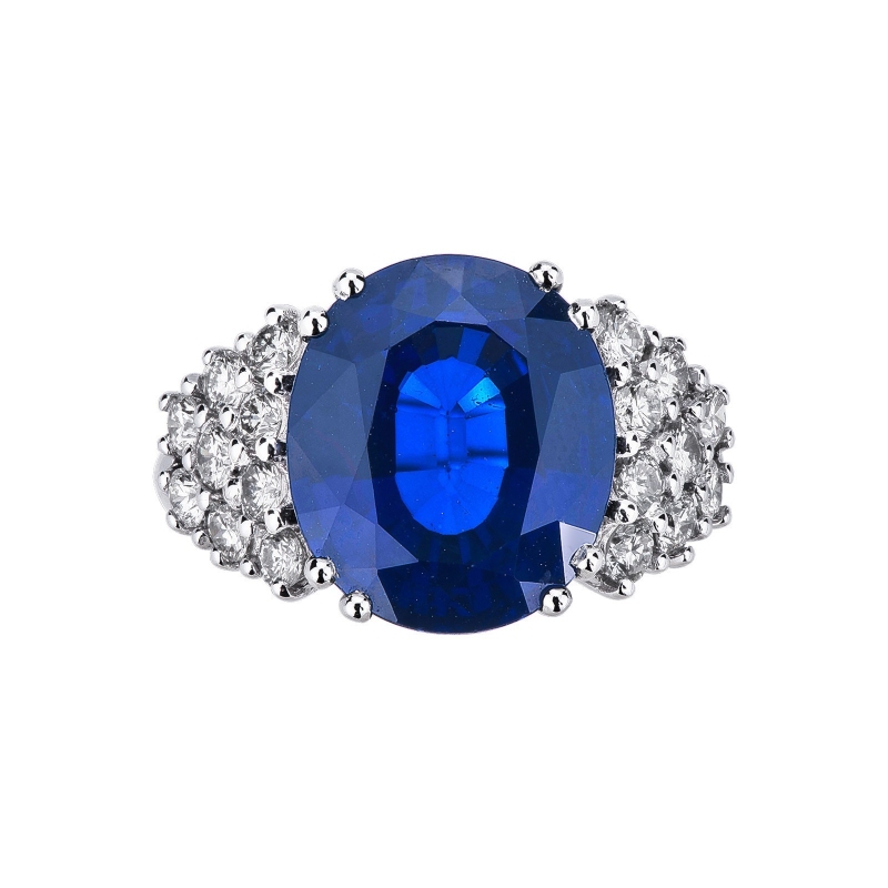 White gold 18k ring with a central blue sapphire and diamonds  White gold 18k ring with a central blue sapphire and diamonds