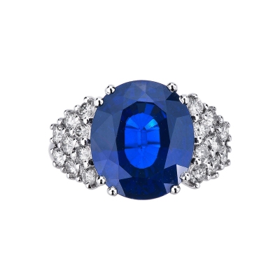 White gold 18k ring with a central blue sapphire and diamonds 