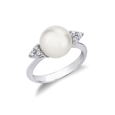White gold 18k ring with pearl and three diamonds each side 