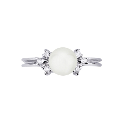 White gold 18k ring with pearl of about and three diamonds each side 