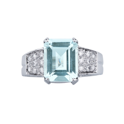 Aquamarine ring with diamonds