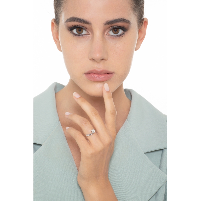 4 claw white gold 18k solitaire ring with a 0,70ct diamond 