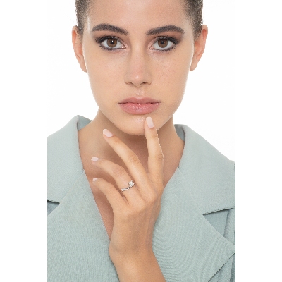 4 claw white gold 18k solitaire ring with a 0,70ct diamond 