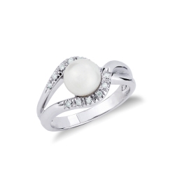 18k white gold ring with pearl and diamonds halo