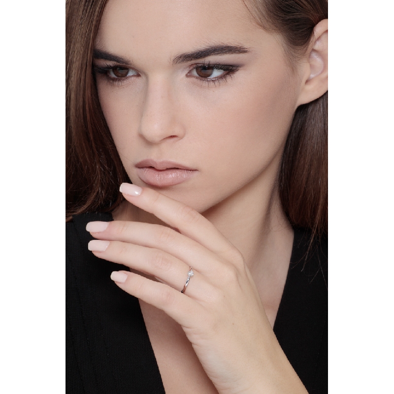White gold 18k bezel solitaire diamond ring 0,10 ct White gold 18k bezel solitaire diamond ring 0,10 ct
