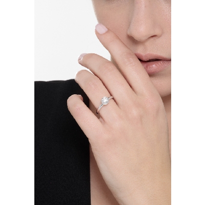 Bezel-set solitaire diamond ring in 18kt white gold 