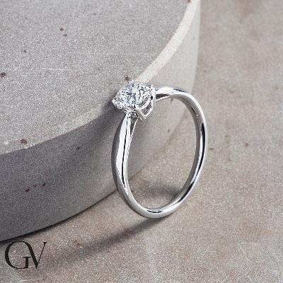 4 claw solitaire ring with 0,70 ct diamond 