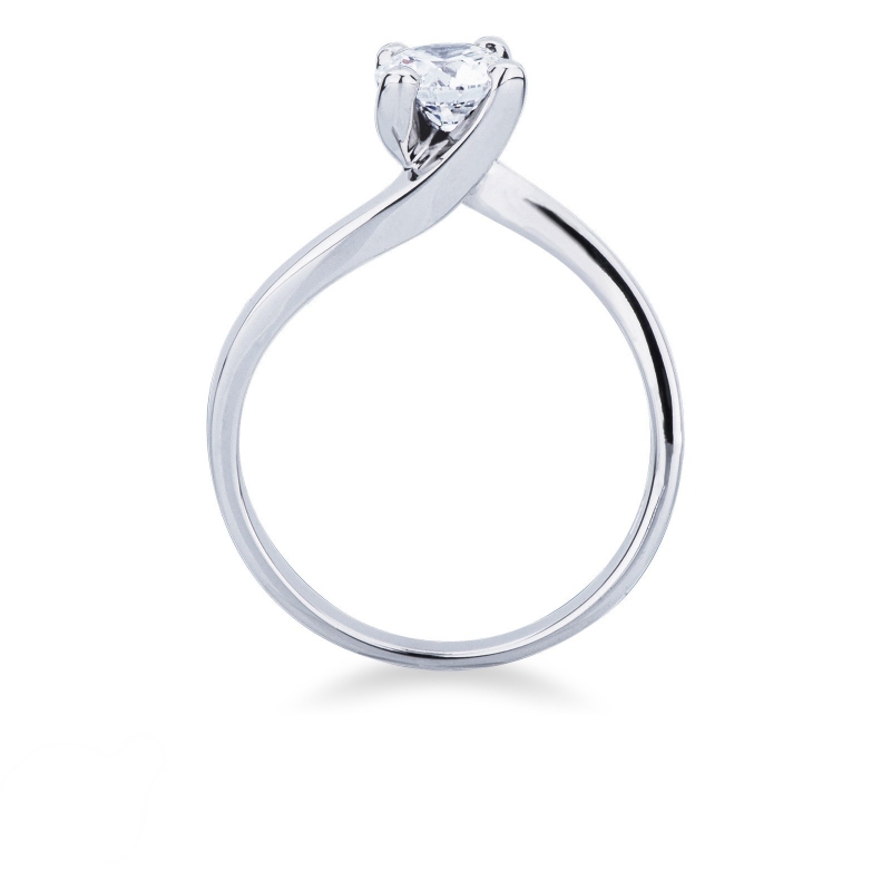 4 claw white gold 18k solitaire ring with a 0,70ct diamond 