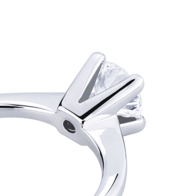 4 claw solitaire with a 0,70 ct diamond 