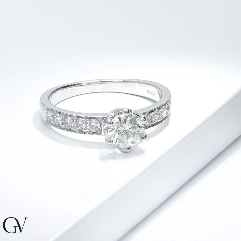 Solitaire type ring white gold 18k with diamonds and central diamond 0,70 ct Solitaire type ring white gold 18k with diamonds and central diamond 0,70 ct