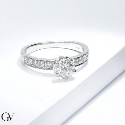 Solitaire type ring white gold 18k with diamonds and central diamond 0,70 ct