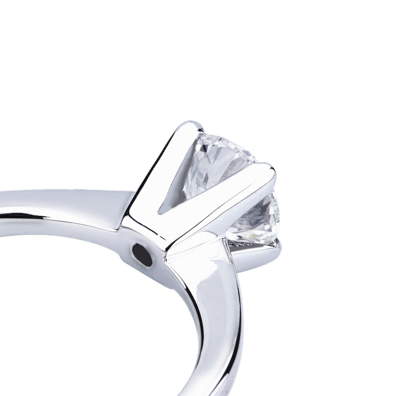 4 claw solitaire ring with a 0,90 ct diamond  4 claw solitaire ring with a 0,90 ct diamond