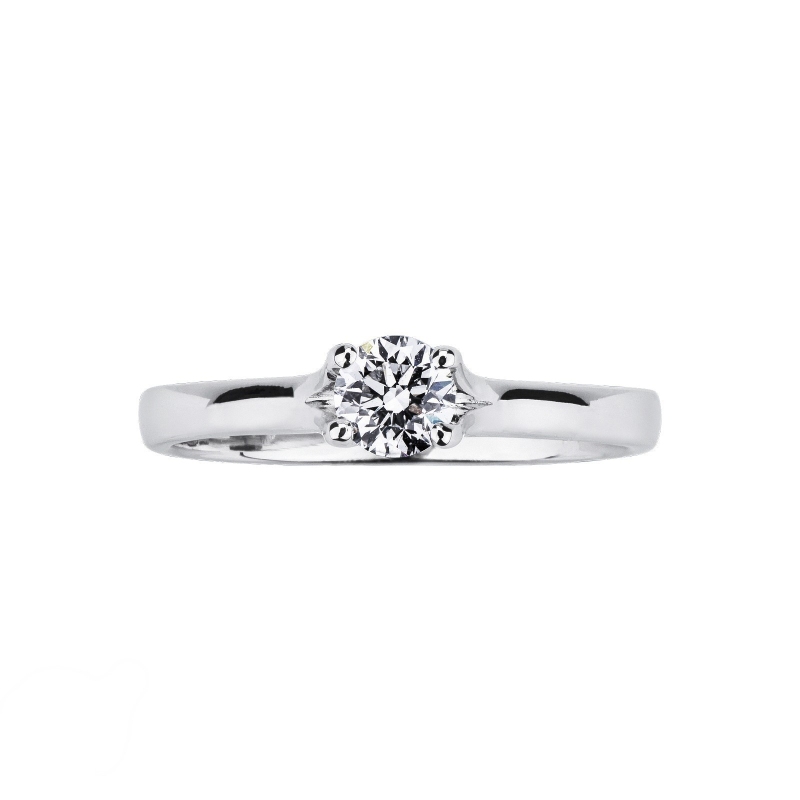 4 claw solitaire ring white gold 18k with a 0,40 ct diamond 4 claw solitaire ring white gold 18k with a 0,40 ct diamond