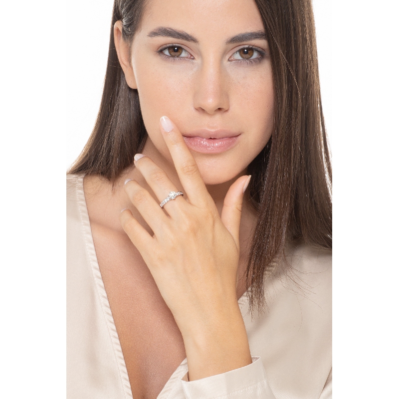 Solitaire type ring white gold 18k with diamonds and central diamond 0,70 ct Solitaire type ring white gold 18k with diamonds and central diamond 0,70 ct