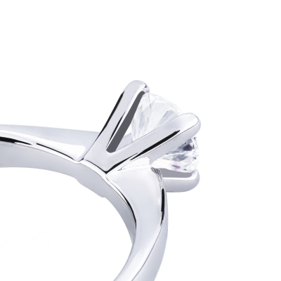 4 claw white gold 18k solitaire ring with a 0,90 ct diamond 