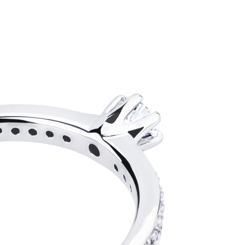 6 claw solitaire with diamond 0,15 ct and diamonds shoulder set  6 claw solitaire with diamond 0,15 ct and diamonds shoulder set