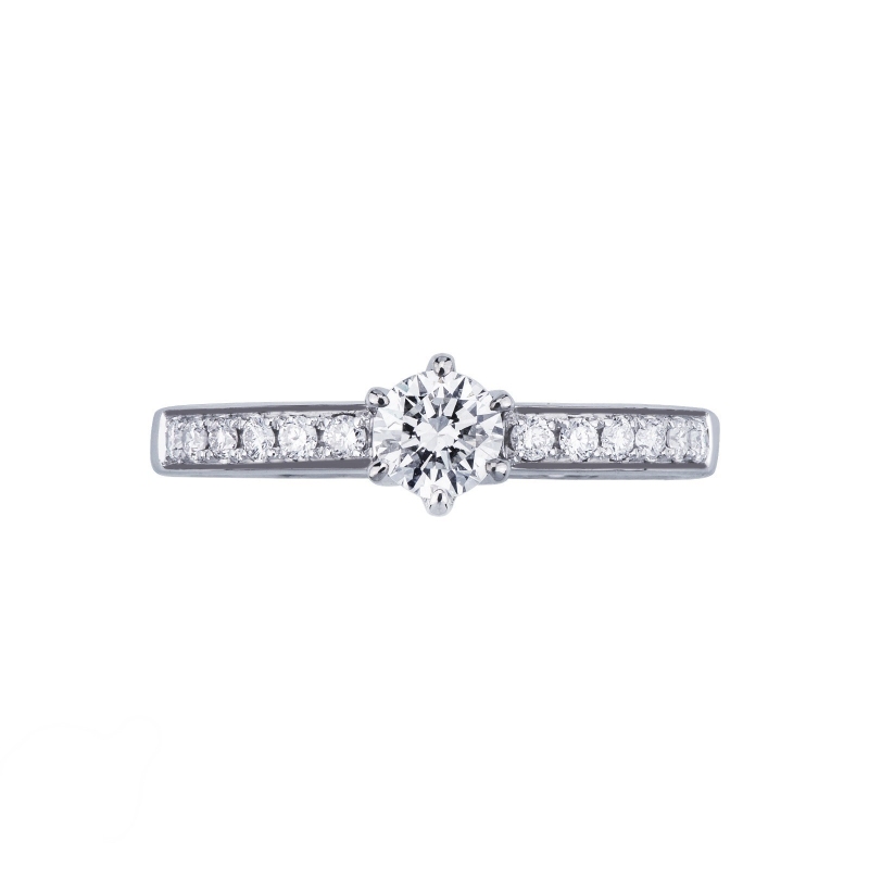 Solitaire type ring with diamonds and central diamond 0,40 ct Solitaire type ring with diamonds and central diamond 0,40 ct