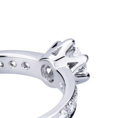 Solitaire type ring white gold 18k with diamonds and central diamond 0,70 ct