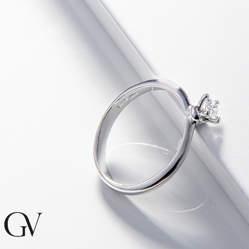 4 claw solitaire knot ring with a 0,20 ct diamond 