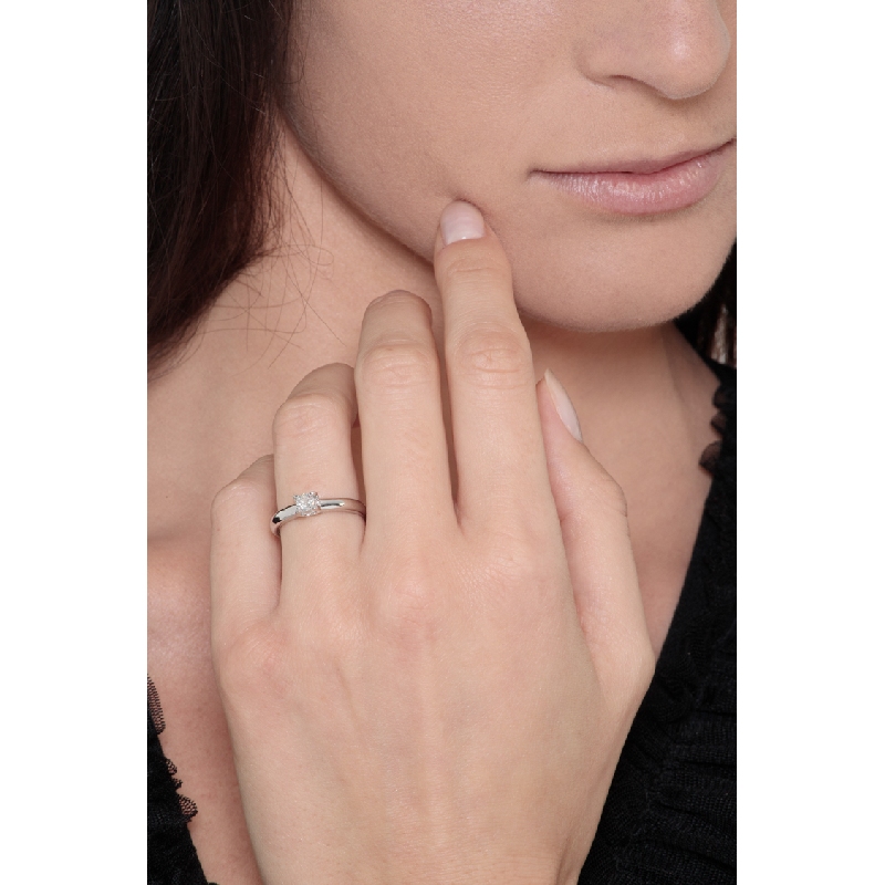 4 claw solitaire with a regular shank and a 0,25 ct diamond 