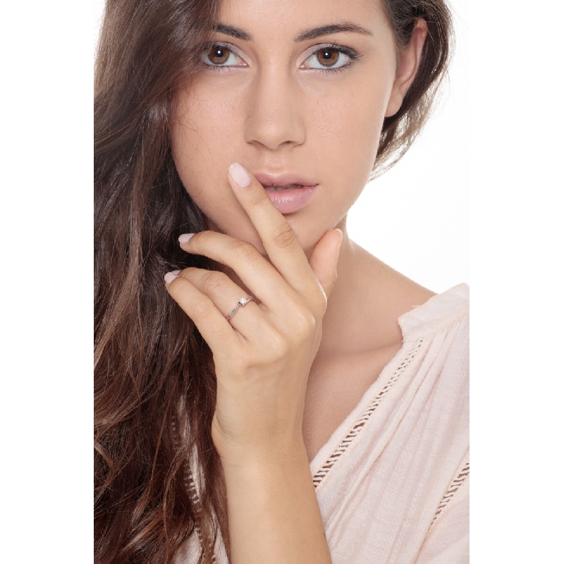 White gold 18k four claw solitaire diamond ring 0,15 ct White gold 18k four claw solitaire diamond ring 0,15 ct