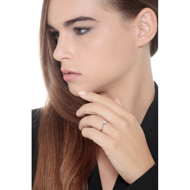 750 white gold 4 claw solitaire ring with a 0,30ct diamond