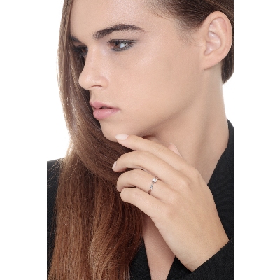 750 white gold 4 claw solitaire ring with a 0,30ct diamond