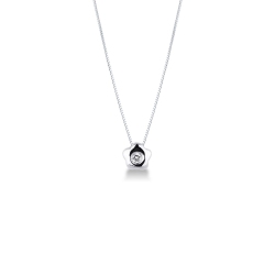 18k white gold little flower pendant with diamond