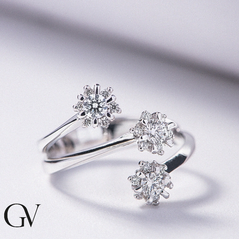 White gold 18k trilogy type ring with diamonds  White gold 18k trilogy type ring with diamonds
