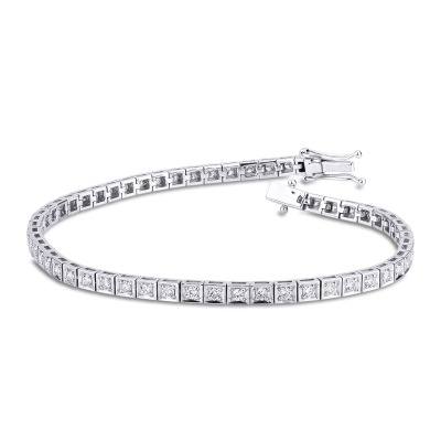 Stylish tennis bracelet with diamonds